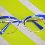 Brille mit blauem Rahmen