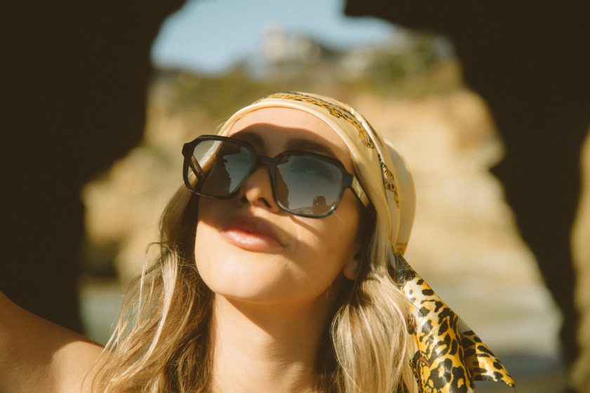 Frau mit Turban und großer Sonnenbrille