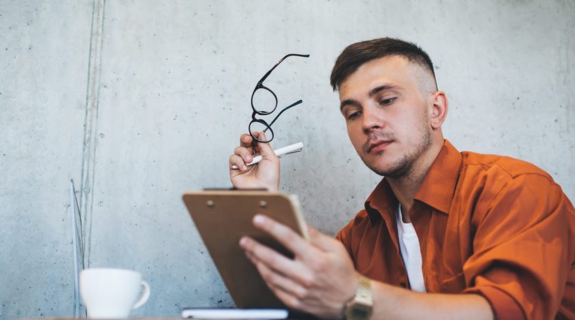 Mann mit Brille beim Lesen