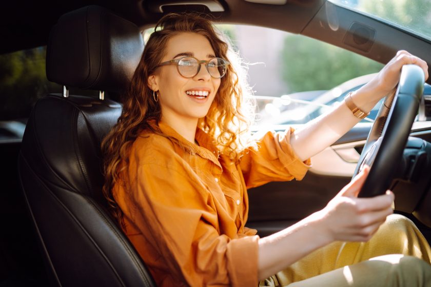 Frau mit Brille im Auto