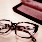 Brille mit Schildpattmuster und Etui