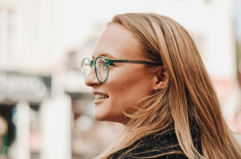 Blonde frau mit grüner Brille